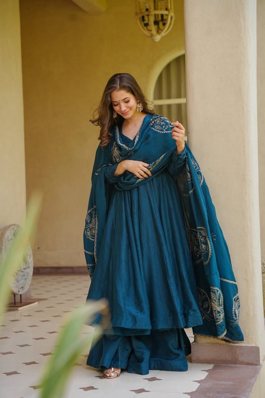 Regal Deep Navy Flared Anarkali Suit Set Featuring a Richly Embroidered Bird-Motif Dupatta with Scalloped Borders
